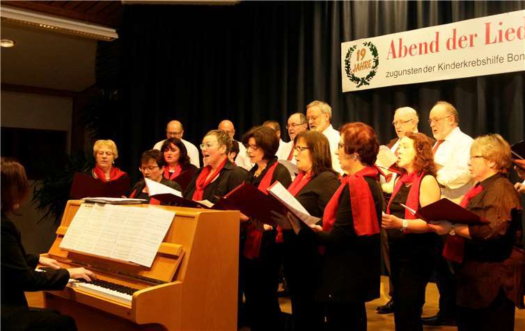 Er ist sozusagen das Hausensemble des „Abends der Lieder“: der Kirchenchor Nürburg/Meuspath unter dem Dirigat von Monika Meyer. SES