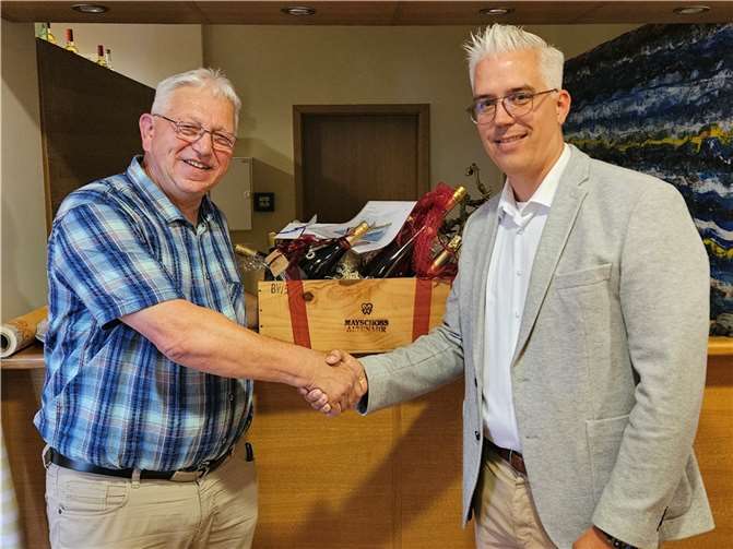 Er kam als Fremder und bleibt ein Freund – Rudi Götz (li.) beendet nach drei Jahren seinen freiwilligen Fluthilfeeinsatz in der Verbandsgemeinde Altenahr, um sich neuen Aufgaben widmen zu können. Bürgermeister Dominik Gieler und das Team der Verbandsgemeindeverwaltung Altenahr bedankten sich für das geleistete Engagement.