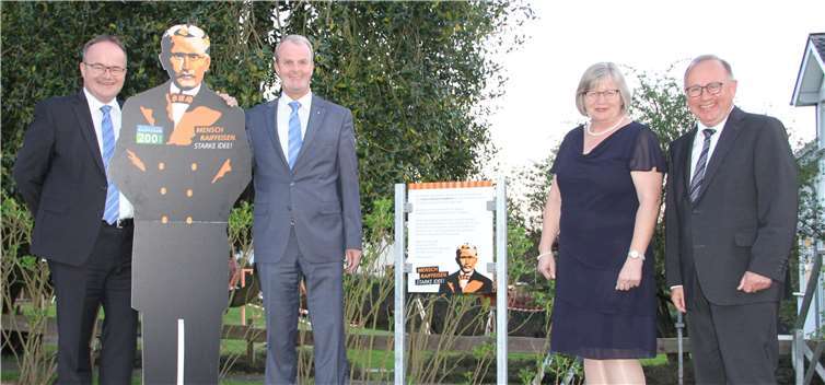 „Er war hier!“ Eine Gedenktafel zu Friedrich Wilhelm Raiffeisen haben(v. l.) Martin Leis und Konrad Breul von der Raiffeisenbank Neustadt,Ortsbürgermeisterin Heidelore Momm und Pfarrer Andreas Laengner gemeinsam enthüllt. Dorothea Müth