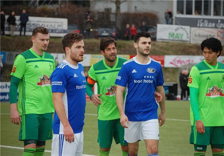 Er wirkt ein wenig nachdenklich: Lars Bohm (links) wird seine Mannschaftskollegen Florian Schlich (Mitte) und Takahiro Hidaka (rechts) in der Sommerpause verlassen. Fotos: SK