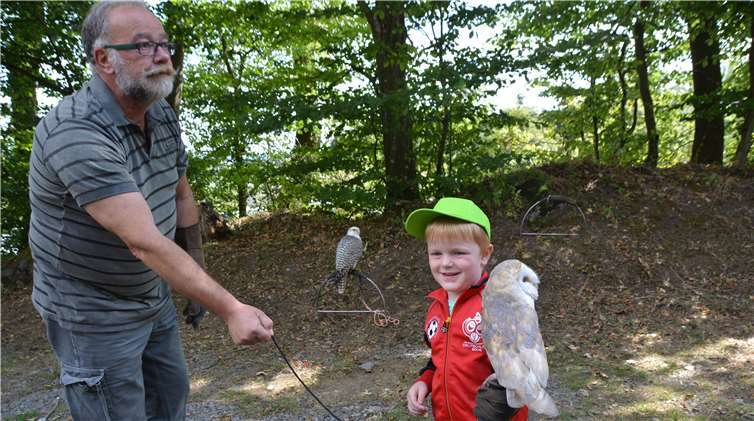 Era, die kleine weiße Schleiereule ließ sich auf der Hand eines kleinen Besuchers nieder.