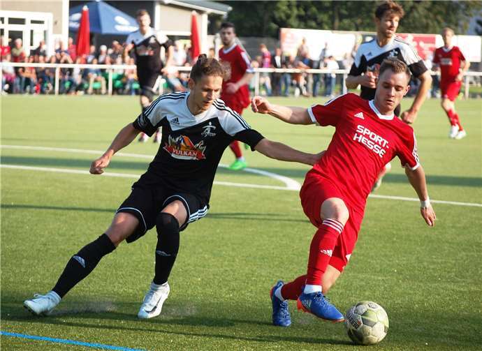 Erbitterte Zweikämpfe lieferten sich der Mendiger Milan Rawert (li.) und der Eisbachtaler Lukas Reitz.