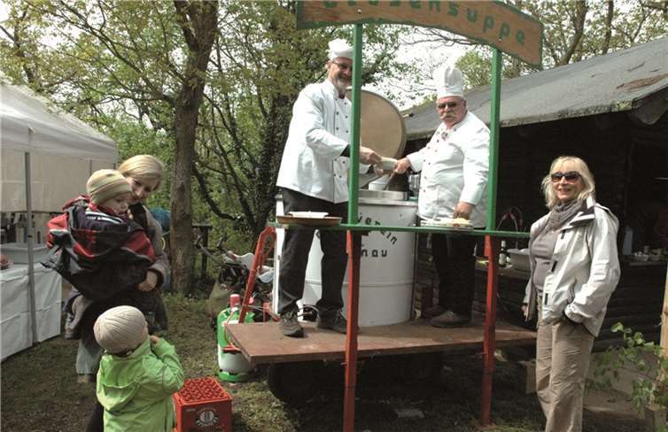 Erbsensuppe aus der Feldküche von Walter Bell und Erwin Leyrer gehört traditionell zum Krausbergfest.