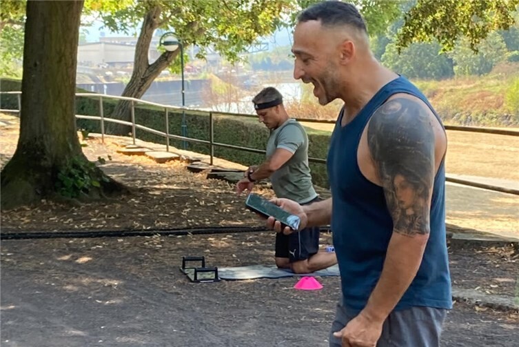 Ercan Otu leitet den Fitnesskurs professionell