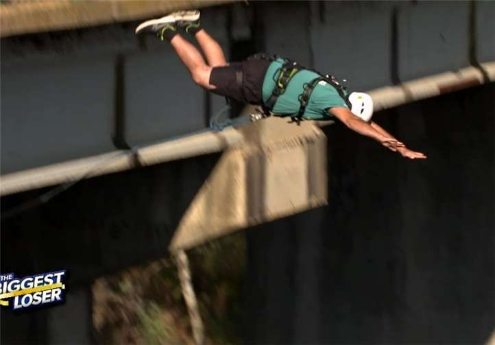 Ercan beim Sprung in 30 Meter Tiefe. Fotos: © SAT.1