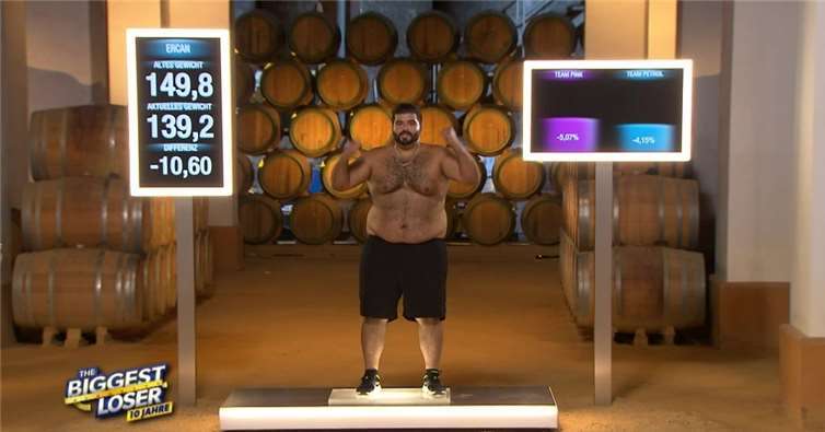 Ercan ist glücklich, bereist so erfolgreich abgenommen zu haben. Foto: Copyright © SAT.1