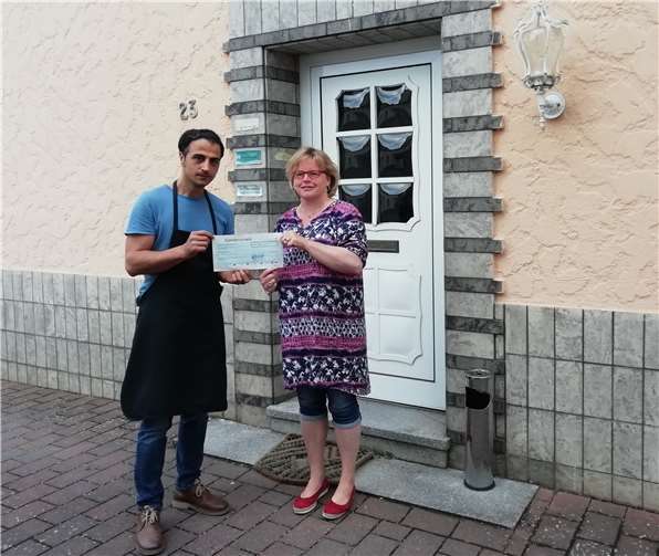 Erdal Altintop (li.) überreicht einen Scheck an Ute Blank. Foto: privat