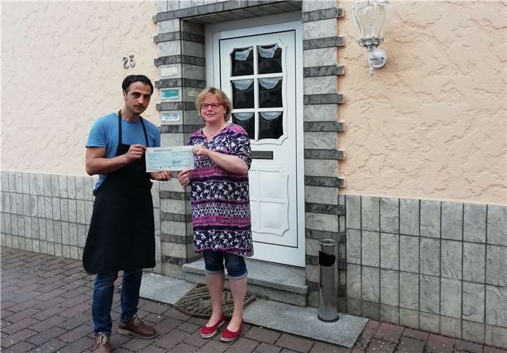 Erdal Altintop überreichte den Spendenscheck an Ute Blank. Foto: privat