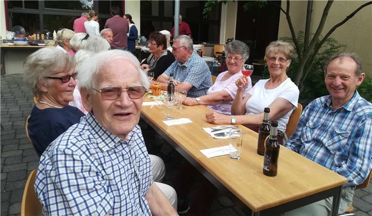 Erdbeerbowle, Bierchen und Leckereien vom Grill schmeckten allen vorzüglich. privat