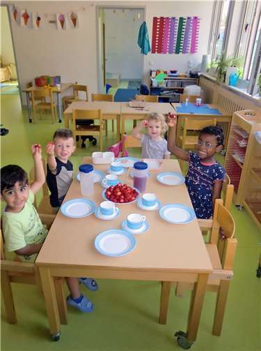 Erdbeeren stehen immer hoch im Kurs: Die Kinder der Kita „Konfetti“ genießen täglich frisches Obst .  Foto: Stadt Meckenheim