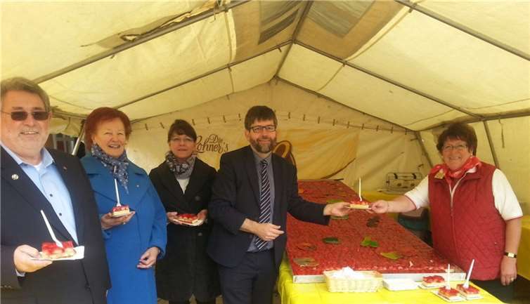 Erdbeerkuchen für den guten Zweck verkauften die „Lohners“.