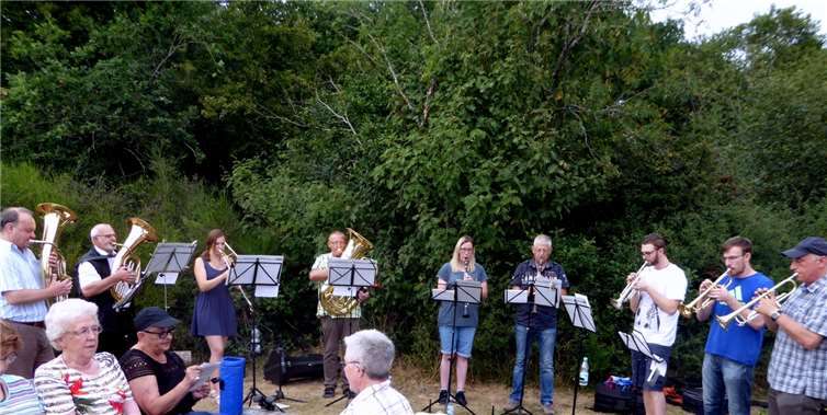 „Erde singe, dass es klinge ...“ stimmte die Bläsergruppe der FFW Mayen die Pilgerschar gesanglich ein.