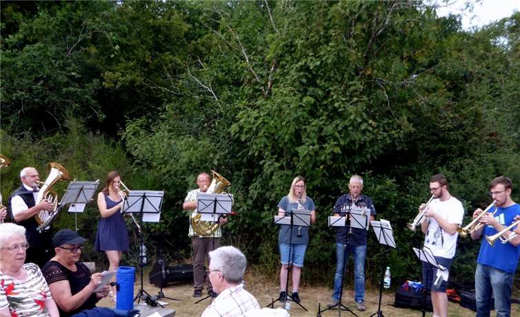 „Erde singe, dass es klinge“, stimmte die Bläsergruppe der FFW Mayen die Pilgerschar gesanglich ein.