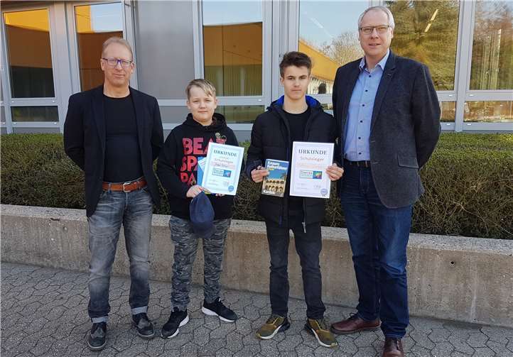 Erdkundelehrer Harald Reif, Jonas Urner, Patrice Loyo und Schulleiter Gerhard Müller (v.l.). Foto: privat