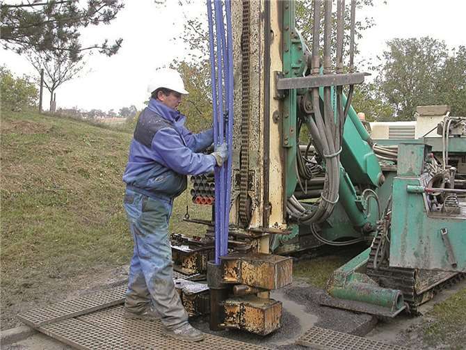 Erdreich oder Grundwasser sind als Wärmequelle für Wärmepumpen die erste Wahl. Dafür sind Bohrungen erforderlich, die bis zu 100 Meter in die Tiefe reichen können.VZ-RP