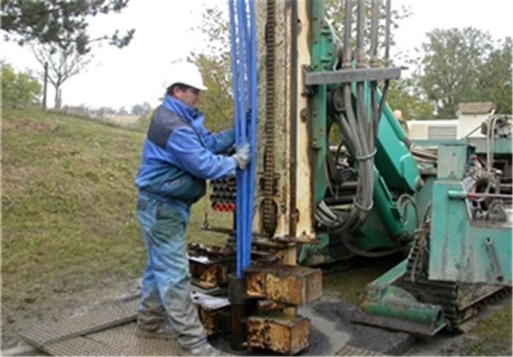 Erdreich oder Grundwasser sind als Wärmequelle für Wärmepumpen die erste Wahl. Dafür sind Bohrungen erforderlich, die bis zu 100 Meter in die Tiefe reichen können. VZ-RLP