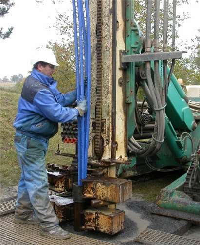 Erdreich oder Grundwasser sind als Wärmequelle für Wärmepumpen die erste Wahl. Dafür sind Bohrungen erforderlich, die bis zu 100 Meter in die Tiefe reichen können.  VZ-RLP