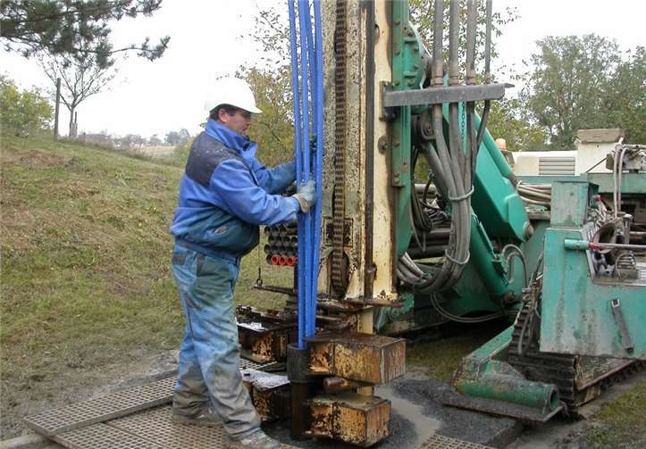 Erdreich oder Grundwasser sind als Wärmequelle für Wärmepumpen die erste Wahl. Dafür sind Bohrungen erforderlich, die bis zu 100 Meter in die Tiefe reichen können. Foto: VZ-RLP