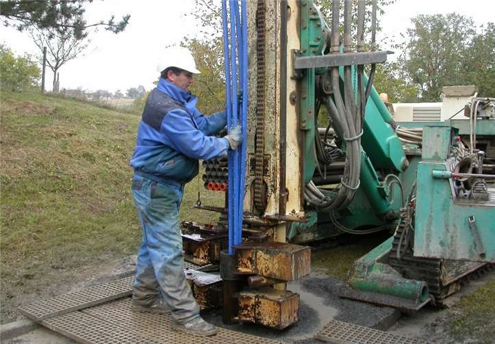 Erdreich oder Grundwasser sind als Wärmequelle für Wärmepumpen die erste Wahl. Dafür sind Bohrungen erforderlich, die bis zu 100 Meter in die Tiefe reichen können. Foto: VZ-RLP