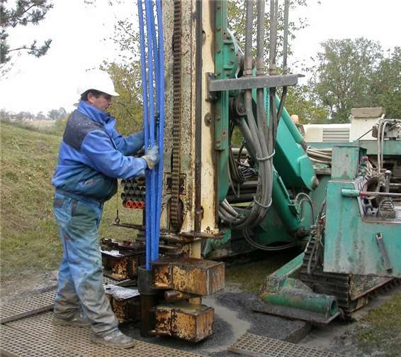 Erdreich oder Grundwasser sind als Wärmequelle für Wärmepumpen die erste Wahl. Dafür sind Bohrungen erforderlich, die bis zu 100 Meter in die Tiefe reichen können.Foto: VZ-RLP