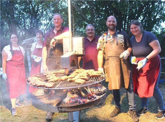 Erfahrene Grillmeister sorgten für leckere Steaks und Würstchen. Fotos: privat