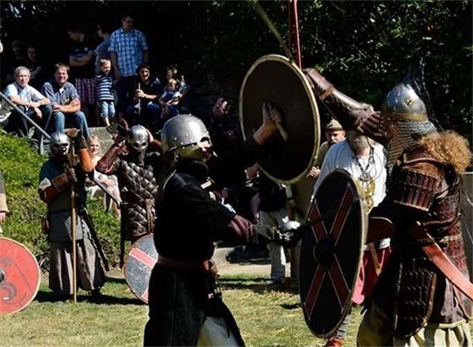 Erfahrene Showkämpfer bieten einen spektakulären Anblick,der dem Publikum das Blut in den Adern gefrieren lässt.Fotos: „Wir helfen“ e. V. Sinzig