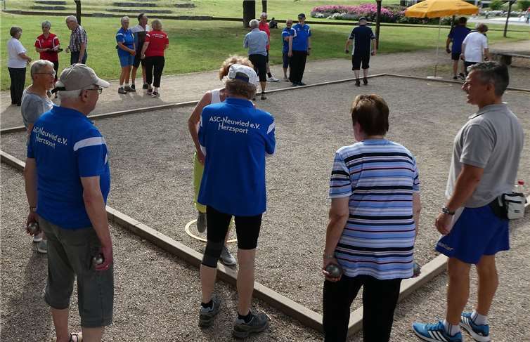 Erfahrene Spieler gaben den Gästen wertvolle Tipps. Foto: Stadt Neuwied