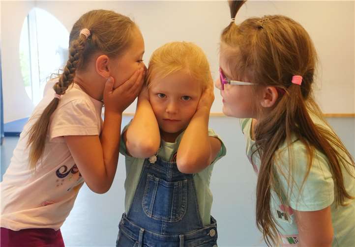 Erfahrungen sammeln zum Thema Lärm: Die Experimentierkarten liefern viele Ideen. Fotos: Unfallkasse Rheinland-Pfalz