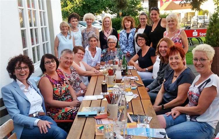 Erfahrungsaustausch und geselliges Beisammensein beim Stammtisch. Privat