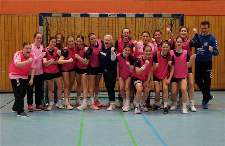 Erfolg im und als Team: Die weibliche B-Jugend der wSG Voreifel holt sich ihre zweite Kreismeisterschaft in Folge.  Copyright: A. Schönhofen