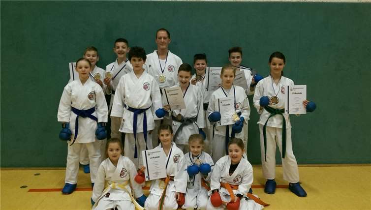 Erfolg in jeder Altersklasse: Die Athleten des Karate - Club - Puderbach. privat