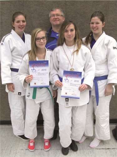 Erfolgreich bei den Judo Rheinlandmeisterschaften U18/U21 in Nassau (v.l.): Katharina Stube 1. Platz , Francesca Bräse 3., Trainer Uwe Schlaus, Annika Chandoni 1., Alexandra Stube 1. Platz, alle SV Urmitz. privat