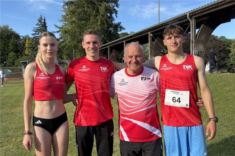 Erfolgreich bei der Merck Laufgala in Pfungstadt: Franziska Schulz, Jannik van Beek und Philipp Veit gemeinsam mit Trainer Winfried Wirth. Die Athleten überzeugten mit starken Leistungen, persönlichen Bestzeiten und Qualifikationsnormen.