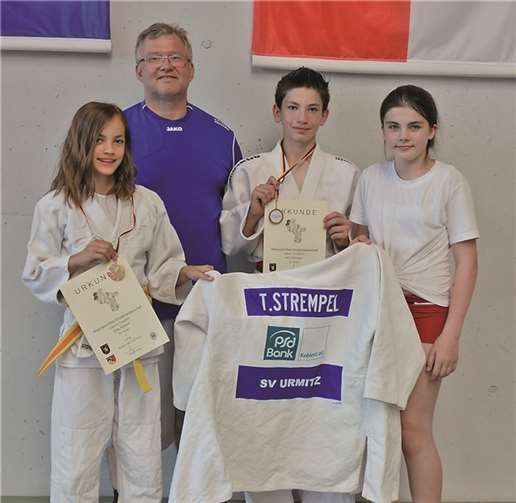 Erfolgreich bei der Rheinland-Pfalz-EM: (v.l.) Zoey Kollewe (1.), Trainer Uwe Schlaus, Nico Schnapp (3.), Isabelle Heier (5.), es fehlt Tamara Strempel (1.).privat