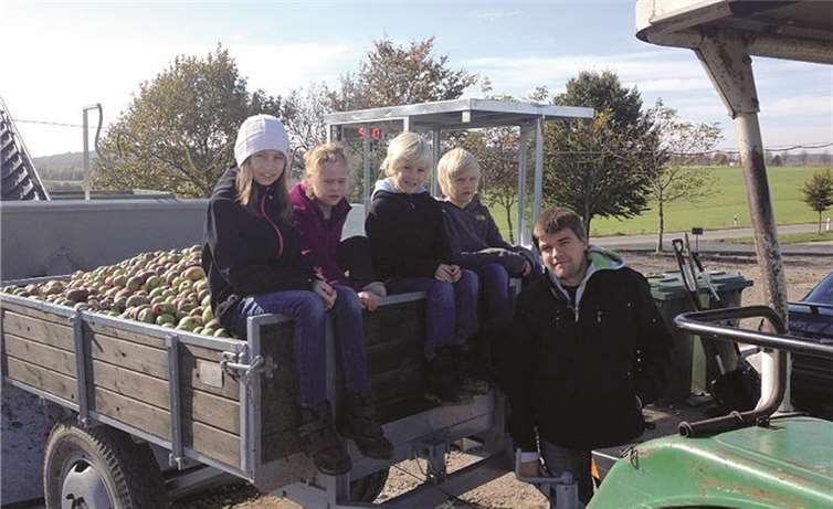 Erfolgreich gesammelt haben diese vier Kinder letzten Samstag bei sonnigem Herbstwetter. Artur Zobel vom Obstgroßhandel Krekel konnte die Ernte an der Annahmestelle entgegen nehmen.privat