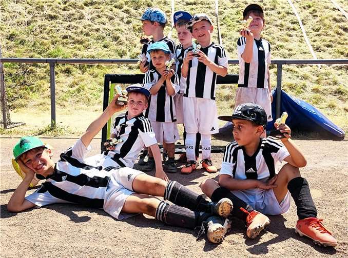Erfolgreich gespielt, entspannt beim Foto – die Moseltal-Bambini sind der Nationalmannschaft ein paar Schritte voraus.  Foto: Daniel Haevescher