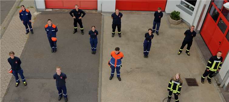 Erfolgreich haben die 13 Teilnehmerinnen und Teilnehmer das Modul 1 der Grundausbildung der Freiwilligen Feuerwehr Rheinbach abgeschlossen. Foto: Feuerwehr Rheinbach.
