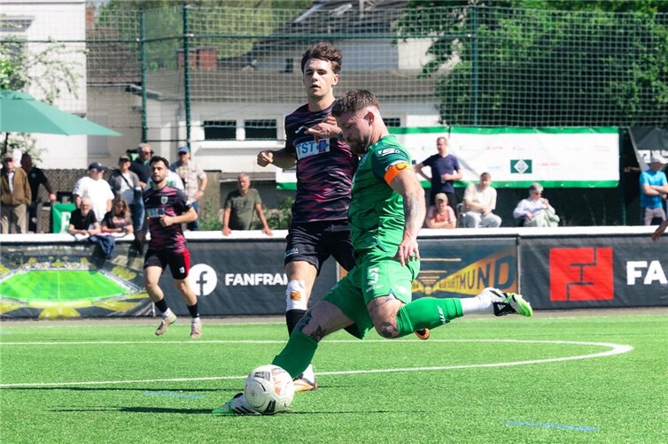 Erfolgreich hatten die Engerser Protest gegen die Rotsperre für Chris Meinert eingelegt. So konnte der Kapitän seinem Team wieder Stabilität in der Defensive geben.