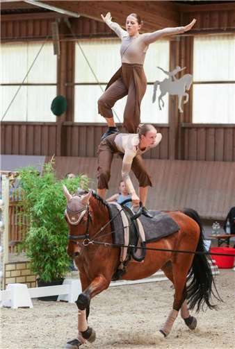 Erfolgreich im pfälzischen Herxheim: Nikola Becker und Annouschka Konitzer (stehend) vom RV Kurtscheid - holten im Doppel die Landesmeisterschaft.Foto: Andreas Danner