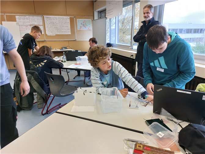 Erfolgreich nahmen zwei Schülerteams der IRSP Konrad Adenauer Vallendar am zweiten Hackathon teil.  Foto: Axel Horzinek