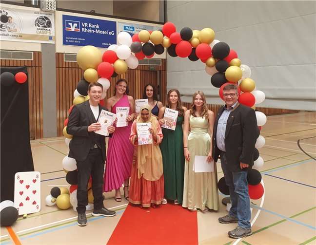Erfolgreiche Abschlussschüler der Konrad-Adenauer-Realschule plus wurden geehrt. Quelle: Konrad-Adenauer-Realschule plus