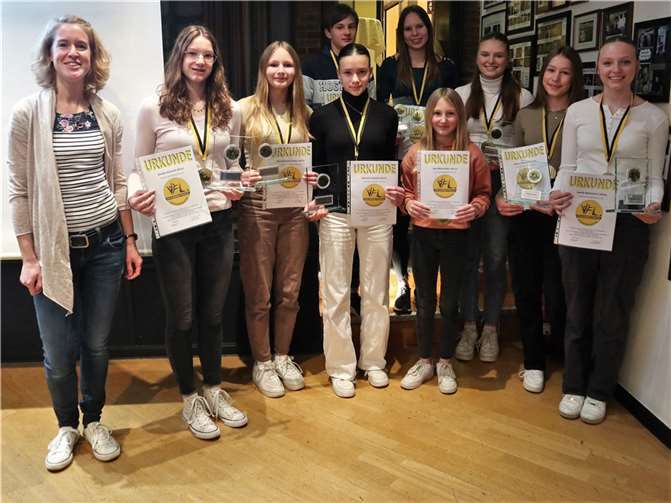 Erfolgreiche Athleten im Jugendbereich wurden durch die Abteilungsleiterin Leichtathletik Victoria Hampel (links) geehrt.  Foto: VfL Waldbreitbach/Julia Fröder