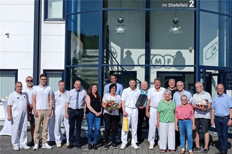 Erfolgreiche Betriebsübergabe in Niederzisen: Das Unternehmen MSB Fleischwaren wurde an MFW Fleischwaren zum 1. Juni übergeben. Die Verantwortlichen freuen sich gemeinsam bei einem Gruppenfoto vor dem Betriebsgebäude im Industriegebiet Brohltal Ost / A 61