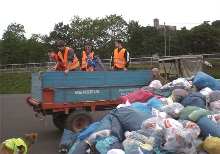 Erfolgreiche Bolivien-Kleidersammlung in Niederfell.privat
