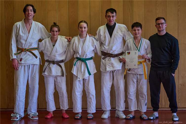 Erfolgreiche Judoka des SV Urmitz mit Trainer Benjamin Franke. Foto: C. Wesemann
