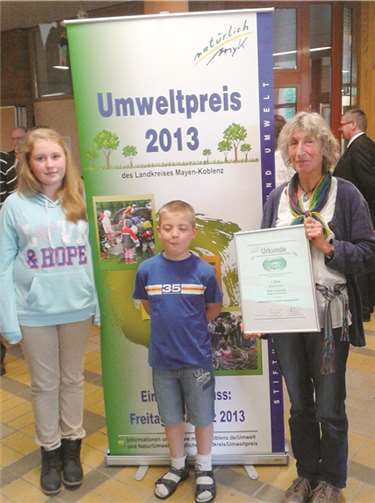 Erfolgreiche Jugendarbeit: Anke Kuchar (rechts) vom BUND Mayen-Koblenz mit zwei Teilnehmern der Gruppe „Wilde Eichhörnchen“.  Privat