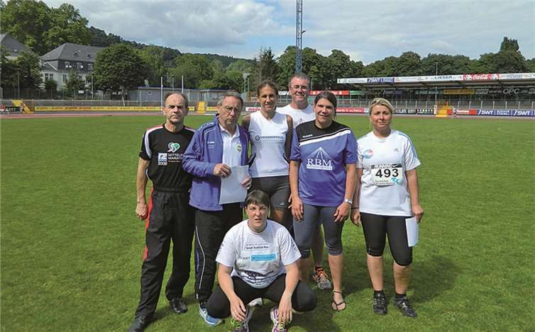 Erfolgreiche Leichtathleten des SV Urmitz bei den Rheinlandmeisterschaften der Senioren in Trier (v.l. hinten) Wolfgang Custodis, Kurt Schüller, Monika Kracke, Harald Kohlhaas, Claudia Vogt, Nicole Reez, vorne Heike Kohlhaas.  Privat