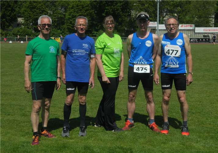 Erfolgreich in die Freiluftsaison Erfolgreiche Leichtathleten des SV Urmitz in Mayen (v.l.): Hans Dott,Walter Schlappa, Kirsten Grandmontagne, Thomas Wald und Kurt Schüller. Foto: SV Umitz