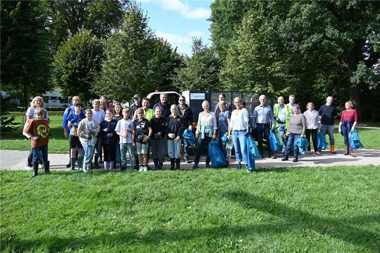 Erfolgreiche Müllsammel-Aktion in der Swistbachaue: Schülerinnen und Schüler, Lehrkräfte, Mitarbeitende der Stadtverwaltung und Bürgerinnen und Bürger sammelten Müll und demonstrierten damit ihr Umweltbewusstsein. Foto: Stadt Meckenheim