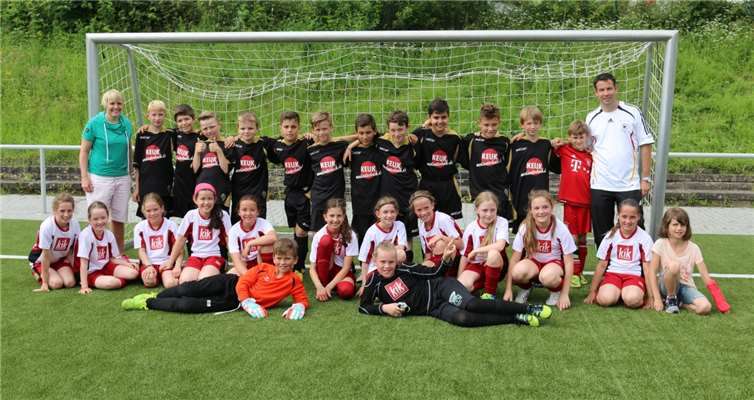 Erfolgreiche Nachwuchskicker: Die Mädchen- und Jungenteams der GGS sicherten sich jeweils den dritten Platz. privat